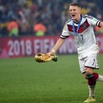 Bastian Schweinsteiger nach dem Gewinn der Weltmeisterschaft 2014 mit dem Weltpokal und im adidas Trikot (Foto AFP)