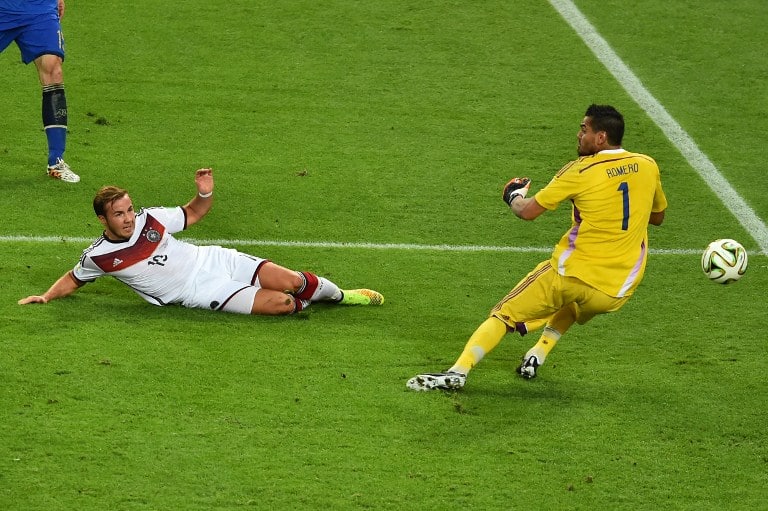 Mario Götze beim 1:0 Siegtor gegen Argentinien beim WM 2014 Finale - Dieses "Matchworn" Trikot hat Mario Götze sicherlich nicht aus der Hand gegeben! (Foto AFP)