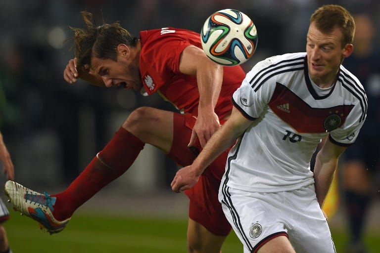 Maximilian Arnold (R) gegen Polens Pawel Olkowski beim Länderspiel am 13.Mai 2014 (AFP PHOTO / PATRIK STOLLARZ)