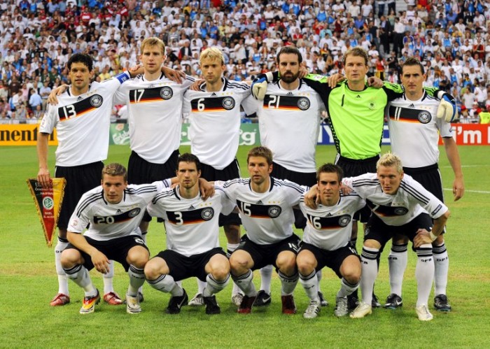 Michael Ballack, German Per Mertesacker,  Simon Rolfes, German Christoph Metzelder,  Jens Lehmann and German Miroslav Klose, Lukas Podolski, Arne Friedrich, Thomas Hitzlsperger, Philipp Lahm, Bastian Schweinsteiger bei der EURO 2008 (Foto AFP)