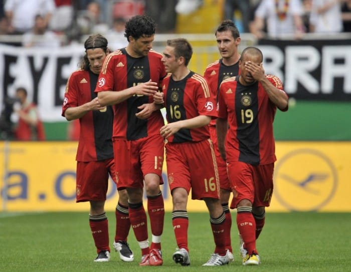 Torsten Frings,  Michael Ballack, Philipp Lahm, Miroslav Klose und David Odonkor im roten EM 2008 Auswärtstrikot (AFP Foto)