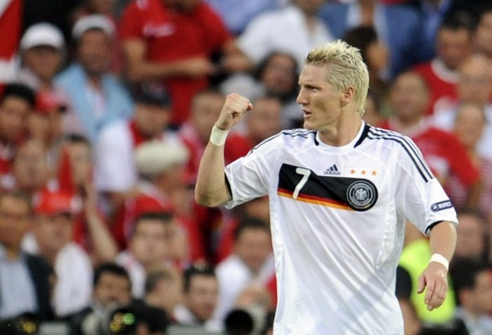 Bastian Schweinsteiger im weißen EM 2008 Trikot (Foto AFP)