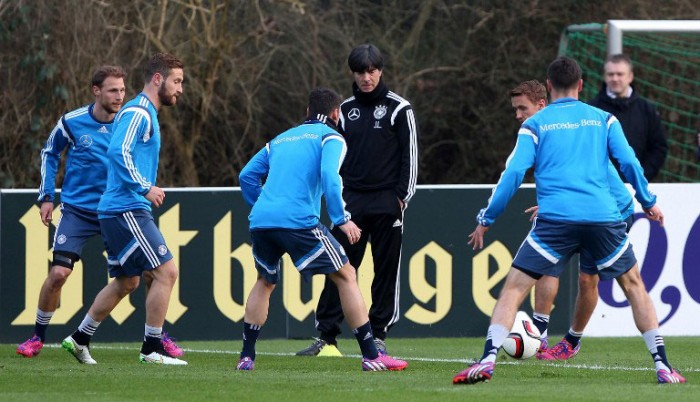 Bundestrainer Joachim Löw beim DFB-Training in Frankfurt in den blauen Trainingsanzügen des DFB (Foto AFP)