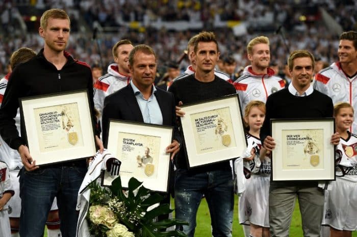 Zusammen mit Per Mertesacker, Teamchef-Assi Hansi Flick und Miroslav Klose wird Philipp Lahm am 3. September 2014 geehrt. Alle 4 beenden ihre Karriere für den DFB. AFP PHOTO / PATRIK STOLLARZ