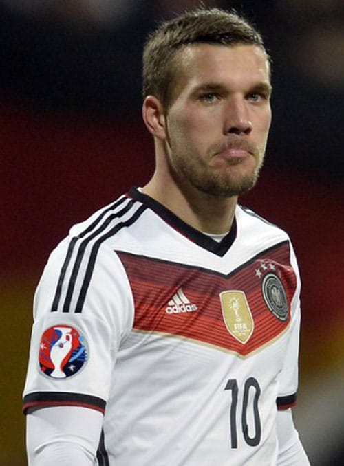 Poldi mit Vier-Sterne-Trikot und dem EM 2016 Emblem auf dem Ärmel (Foto AFP)