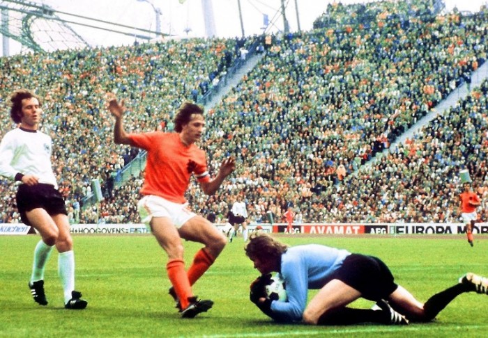 1974 in München - das deutsche Trikot von Franz Beckenbauer. AFP PHOTO