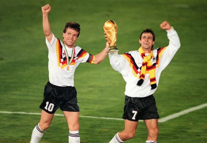 Rekord-Nationalspieler Lothar Matthäus (L) und Pierre Littbarski feiern den Gewinn des World Cups nach einem 1:0 Sieg gegen Argentinien  durch einen Foulelfmeter von Andreas Brehme. AFP PHOTO