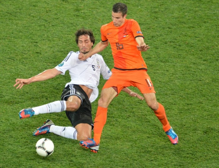 Robin van Persie (R) gegen Mats Hummels bei der EURO 2012.   AFP PHOTO / SERGEI SUPINSKY