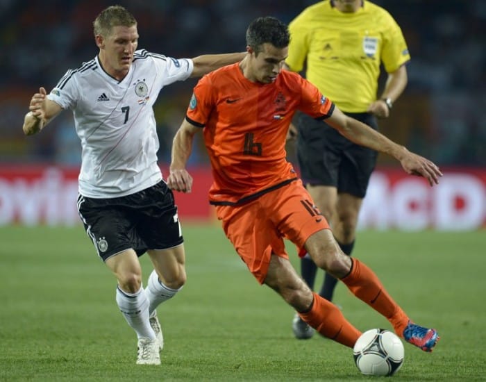 Robin van Persie (R) gegen Bastian Schweinsteiger (L)  bei der EURO 2012.   AFP PHOTO / SERGEI SUPINSKY