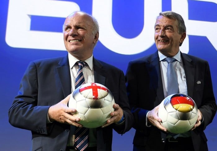 Englands Fußballchef Greg Dyke (L) mit dem DFB-Präsident Wolfgang Niersbach (Foto AFP)