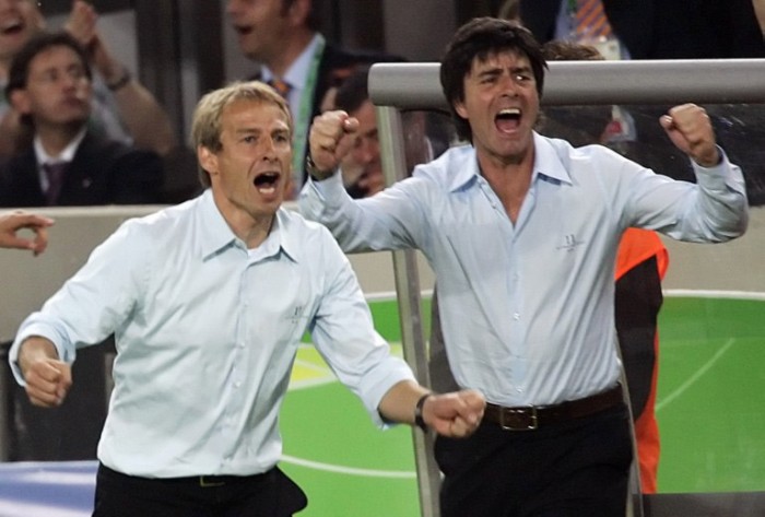 Jürgen Klinsmann (L) und der damalige Assistantstrainer Joachim Löw (R) zusammen bei der WM 2006 in Deutschland. AFP PHOTO / MICHAEL URBAN