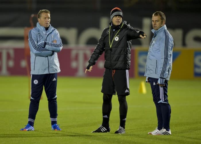 Joachim Loew (C) mit Assistenztrainer Hans Flick und Torwarttrainer Andreas Koepcke (L) am 12.11.2013 bei einer Trainingseinheit in München AFP PHOTO / GUENTER SCHIFFMANN