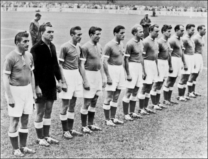 Die Deutsche Nationalmannschaft im grünen Auswärtstrikot 1954 (Von links an : Fritz Walter, Anton Turek, Horst Eckel, Helmut Rahn, Ottmar Walter, Werner Liebrich, Josef Posipal, Hans Schäfer, Werner Kohlmeyer, Karl Mai and Maximilian Morlock).