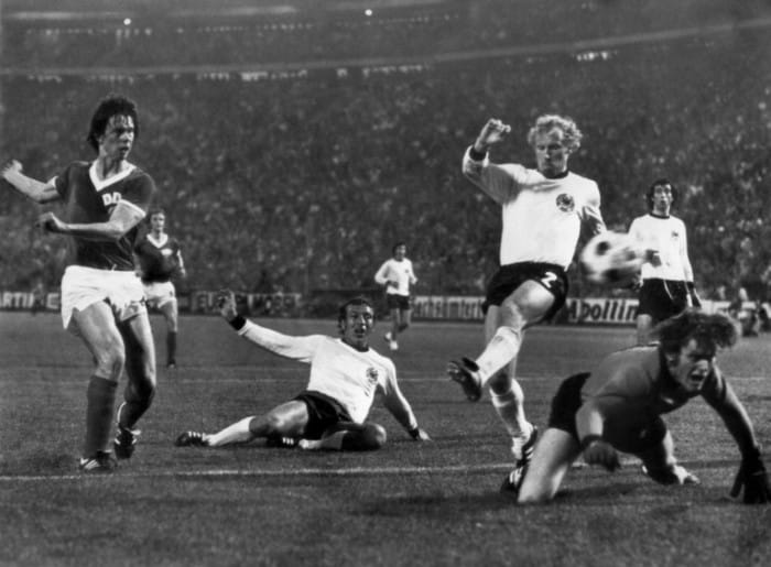 DDR-Nationalspieler Jürgen Sparwasser (Links) erzielt das Siegtor gegen Westdeutschland. Im Bild sind Horst Hoettges (C), Berti Vogts (2) und Torwart Sepp Maier am 22. Juni 1974 in Hamburg. AFP PHOTO