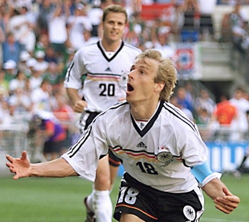 Jürgen Klinsmann bejubelt sein Tor gegen Mexiko bei der WM 1998 - im Hintergrund Oliver Bierhoff zusehen! Klinsmann mit der Rückennummer 18, Bierhoff mit der Nummer 20. (ELECTRONIC IMAGE) AFP PHOTO BORIS HORVAT