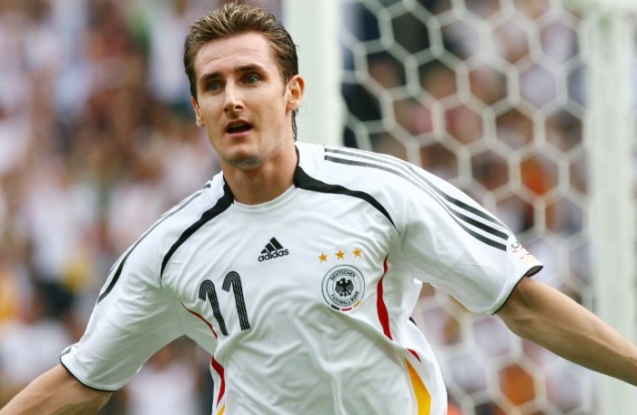 Miroslav Klose beim Torjubel gegen Ecuador am 20. Juni 2006 im Berliner Olympiastadion. AFP PHOTO / VINCENZO PINTO