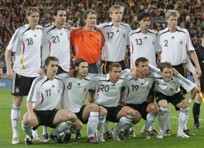 Die Deutsche Nationalmannschaft bei der WM 2006 in Deutschland: Miroslav Klose, Torsten Frings, Lukas Podolksi, Bernd Schneier and Bastian Schweinsteiger, (hinten, L-R): Tim Borowski, Christoph Metzelder, Torwart Jens Lehmann, Per Mertesacker, Michael Ballack und Marcell Jansen. AFP PHOTO JOHN MACDOUGALL