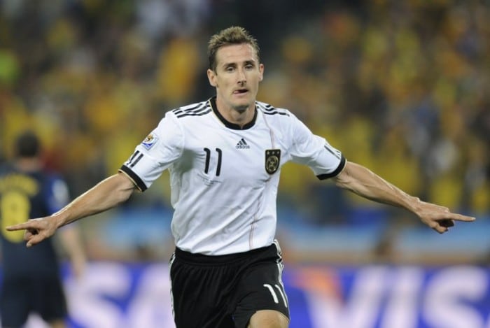 Miroslav Klose im weißen DFB Trikot 2010 (Foto AFP)