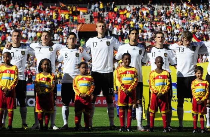 Deutsche Fußballnationalmannschaft im weißen Heimtrikot: (von links) Manuel Neuer, Lukas Podolski, Bastian Schweinsteiger und Mesut Oezil, Per Mertesacker, Sami Khedira, Miroslav Klose, Thomas Mueller vor dem Vorrundenspiel gegen Serbien im Nelson Mandela Bay stadium in Port Elizabeth. (Foto AFP)