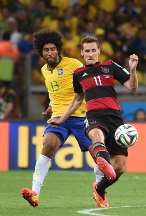 Brasiliens Dante und Miro Klose beim WM-Halbfinale. AFP PHOTO / PATRIK STOLLARZ