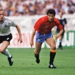 Andy Brehme bei der EM 1984 mit dem Spielball (Foto AFP)