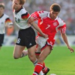 Mathias Sammer (L) und der Däne John Jensen beim EM-Finale am 26. Juni 1992 in Gothenburg. (Foto AFP)