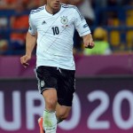 Lukas Podolski bei der EM 2012 mit dem Spielball.a AFP PHOTO / PATRIK STOLLARZ