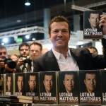 Lothar Matthäus, präsentiert sein Buch "Ganz oder gar nicht" auf der 64. Frankfurter Buchmesse 2012. AFP PHOTO / JOHANNES EISELE