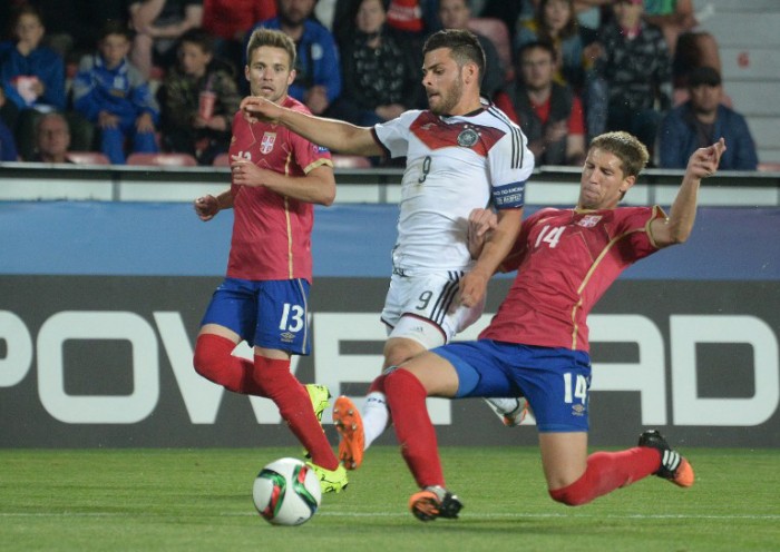 Kevin Volland im Kampf um den Ball mit Darko Brasanac (R) aus Serbien im 1.Vorrundenspiel in Prag am 17.Juni 2015. AFP PHOTO / MICHAL CIZEK