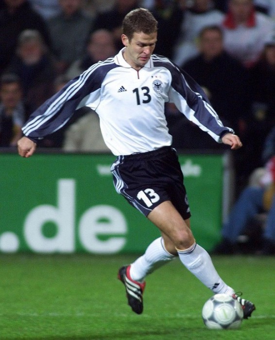 Oliver Bierhoff am 14 .November 2001 in Dortmund beim Qualifikaionsspiel zur 2002 FIFA World Cup Korea/Japan gegen die Ukraine   AFP PHOTO FRANCK FIFE