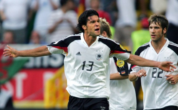 Michael Ballack (C) feiert sein Tor gegen Tschechien am 23. Juni 2004 bei der EM 2004 in Portugal AFP PHOTO ADRIAN DENNIS
