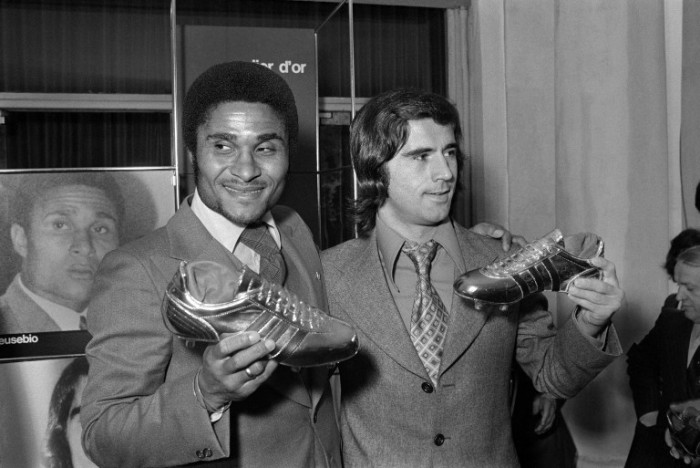 Der Portugiese Eusebio (L) und Deutschlands Stürmer Gerd Müller bei der Verleihung des Goldenen Fussballs 1973 in Paris - die besten Stürmer in Europa. AFP PHOTO