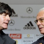 Franz Beckenbauer (R) und Bundestrainer Joachim Loew zusammen vor der Fußball WM 2010 in Südafrika AFP PHOTO / JOHN MACDOUGALL