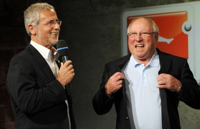 Uwe Seeler (R) und Gerd Mueller 2010 bei der Präsentation des neuen Bundesliga-Spielballs "Torfabrik" AFP PHOTO / JOHN MACDOUGALL