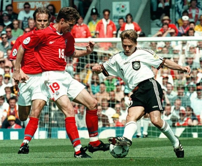 Thomas Haessler  (R) gegen die Russen Dmitri Khokhlov(L) undVladislav Radimov (C) bei der EURO 1996 in Manchester. AFP PHOTO