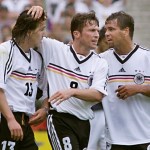Jens Jeremies (links), Lothar Matthaus und Ulf Kirsten bei der WM 1998 gegen Yugoslawien, das Spiel endet 2:2.  (ELECTRONIC IMAGE)