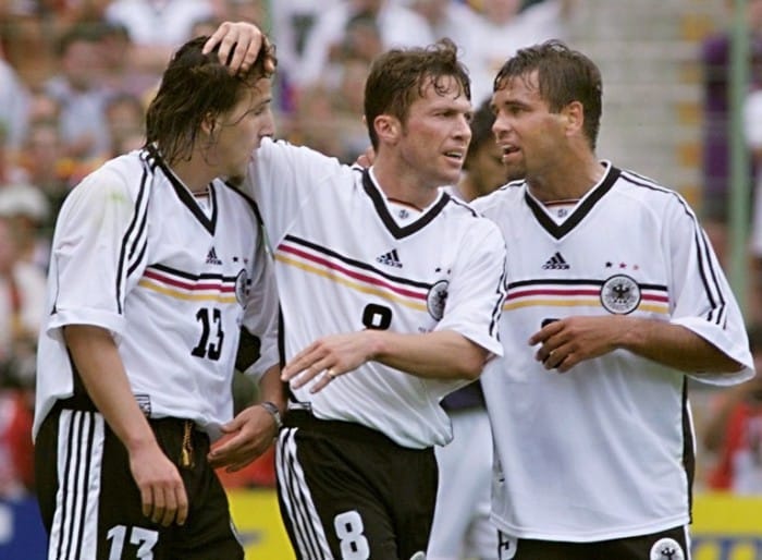 Jens Jeremies (links), Lothar Matthaus und Ulf Kirsten bei der WM 1998 gegen Yugoslawien, das Spiel endet 2:2.  (ELECTRONIC IMAGE)