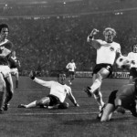 DDR-Nationalspieler Jürgen Sparwasser (Links) erzielt das Siegtor gegen Westdeutschland. Im Bild sind Horst Hoettges (C), Berti Vogts (2) und Torwart Sepp Maier am 22. Juni 1974 in Hamburg. AFP PHOTO