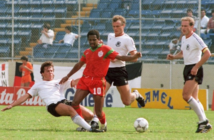 Lothar Matthaeus (L) und  Hans-Peter Briegel (Mitte) und Karl-Heinz Rummenigge bei der WM 1986 gegen Marokko. AFP PHOTO