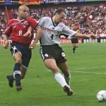 Abwehrspieler Jürgen Kohler (Mitte) im Kampf mit US-Spieler Ernie Stewart (L) beim 1998 Soccer World Cup Gruppe F Länderspiel am 15.Juni im Parc des Princes stadium in Paris. Deutschland gewinnt mit 1:0.   (ELECTRONIC IMAGE)