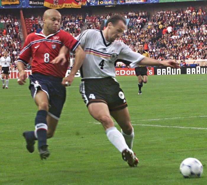 Abwehrspieler Jürgen Kohler (Mitte) im Kampf mit US-Spieler Ernie Stewart (L) beim 1998 Soccer World Cup Gruppe F Länderspiel am 15.Juni im Parc des Princes stadium in Paris. Deutschland gewinnt mit 1:0. (ELECTRONIC IMAGE)