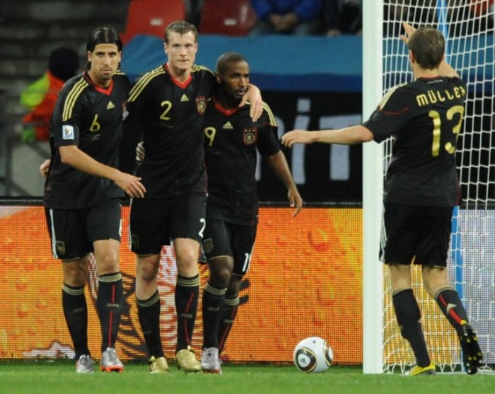 Das Deutschland Trikot in schwarz zur WM 2010: Marcell Jansen (2) mit Sami Khedira (6), Stefan Kiessling (9) und Thomas Müller gegen Uruguay in Port Elizabeth. AFP PHOTO / RODRIGO ARANGUA