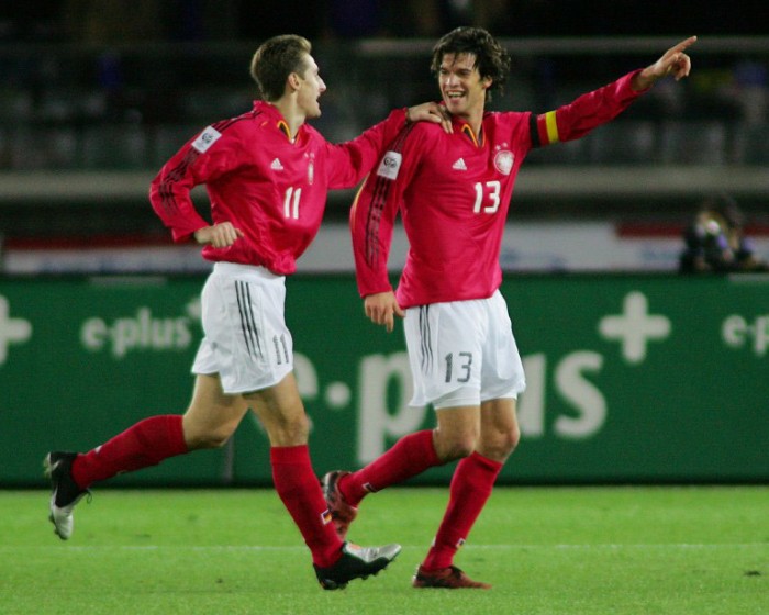 Michael Ballack (R) feiert mit Miroslav Klose beim Freundschaftsspiel gegen Japan am 16. Dezember 2004. AFP PHOTO/Kazuhiro NOGI