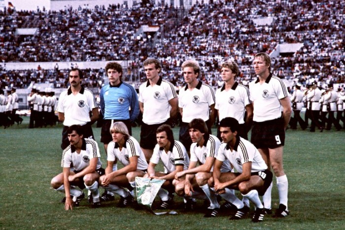 Die Deutschland Triktos 1980 bei der EM (von hinten, links) Ulrich Stielike, Harald Schumacher, Hans-Peter Briegel, Karl-Heinz Rummenigge, Karl-Heinz Förster, Horst Hrubesch; vorne von links: Klaus Allofs, Bernd Schuster, Bernard Dietz, Manfred Kaltz, Hansi Muller)