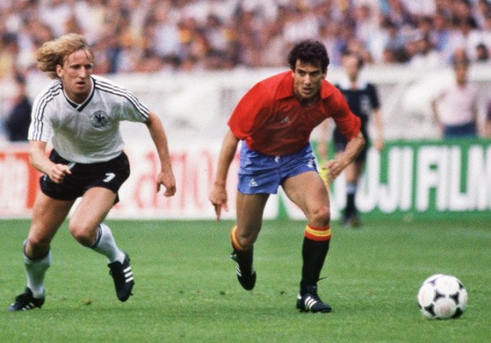 Andreas Brehmeim weißen DFB-Trikot 1984 im Parc des princes in Paris. (Foto AFP)