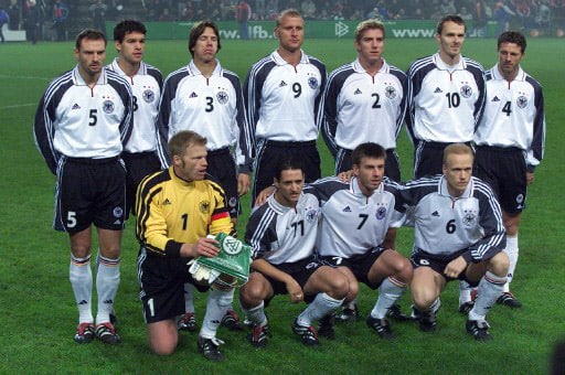 Die deutsche Fußballnationalmannschaft vor dem FIFA World Cup 2002 gegen die Ukraine am 14. November 2001 in Dortmund. Stehend von Links : Jens Nowotny, Michael Ballack, Christian Ziege, Carsten Jancker, Marko Rehmer, Dietmar Hamann, Thomas Linke; vordere Reihe von links: Oliver Kahn, Oliver Neuville, Bernd Schneider, Carsten Ramelow). AFP PHOTO FRANCK FIFE