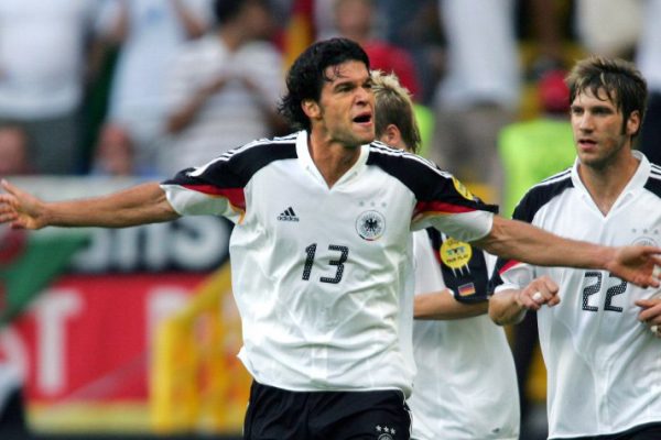 Michael Ballack (C) feiert sein Tor gegen Tschechien am 23. Juni 2004 bei der EM 2004 in Portugal   AFP PHOTO  ADRIAN DENNIS