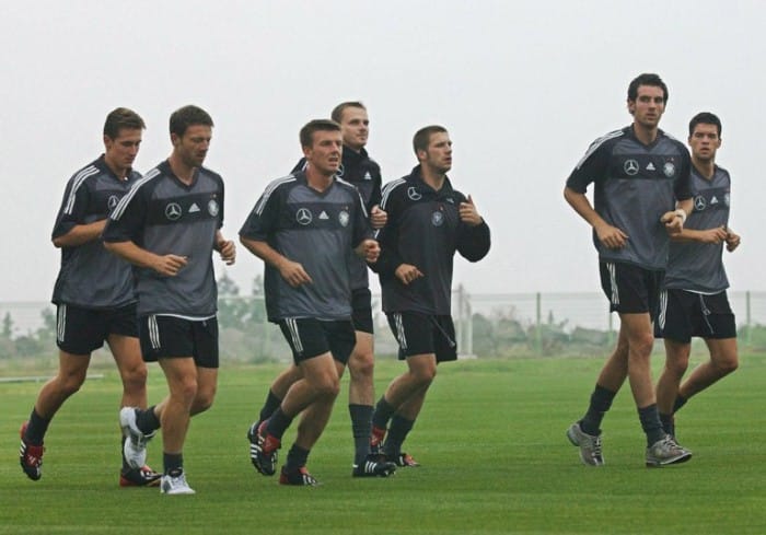 Das graue DFB Auswärtstrikot im Training vor der WM 2002 in Seogwipo. AFP PHOTO / Roberto SCHMIDT