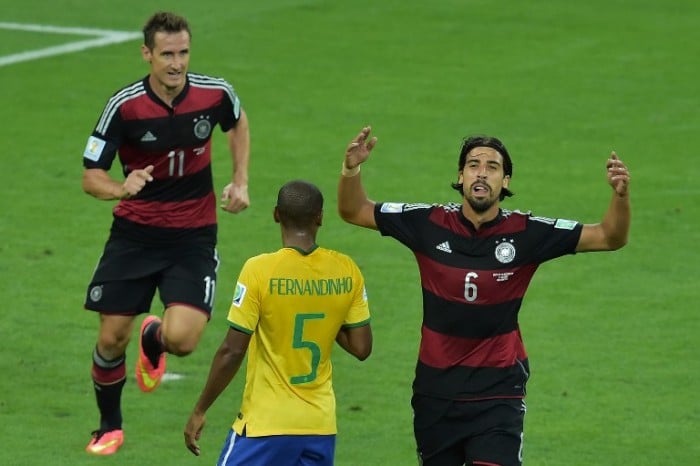 Sami Khedira und Miroslav Klose (L) feiern im rot-schwarz gestreiften Auswärtstrikot der WM 2014 im Mineirao Stadium in Belo Horizonte das 7:1 gegen Brasilien. AFP PHOTO / GABRIEL BOUYS