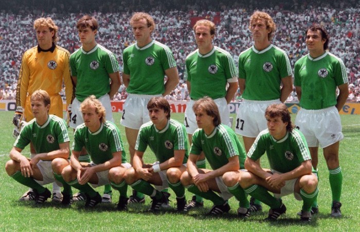 Deutschland im Finale gegen Argentinien am 29. Juni 1986 in Mexico City. (stehend, von links nach rechts : Harald Schumacher, Thomas Berthold, Hans-Peter Briegel, Karl-Heinz Rummenigge, Ditmar Jakobs, Felix Magath; vorne, von links : Karl Heinz Foerster, Andreas Brehme, Klaus Allofs, Norbert Eder, Lothar Matthaeus) AFP PHOTO